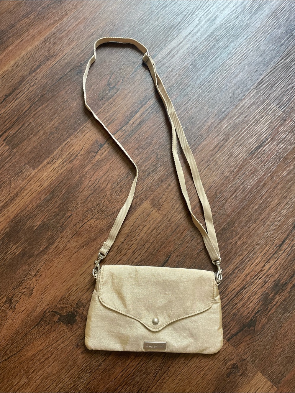 Baggallini READ Golden Tan Nylon "Strut Clutch" Crossbody Bag Purse/wristlet